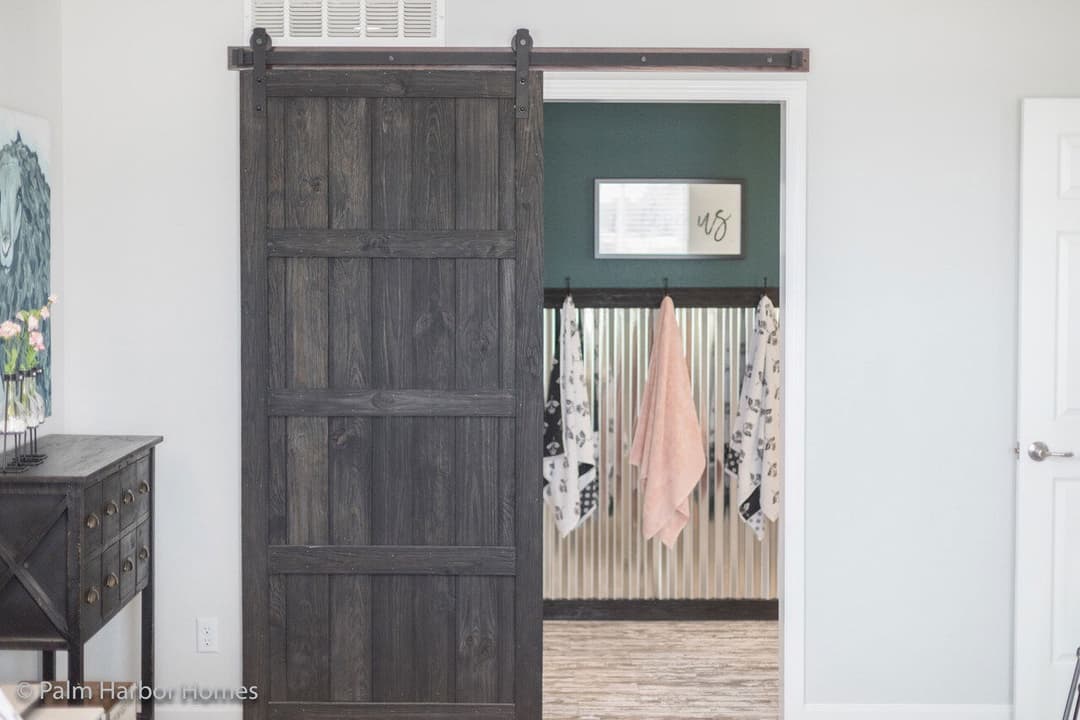 Vintage farmhouse 32643c interior home features