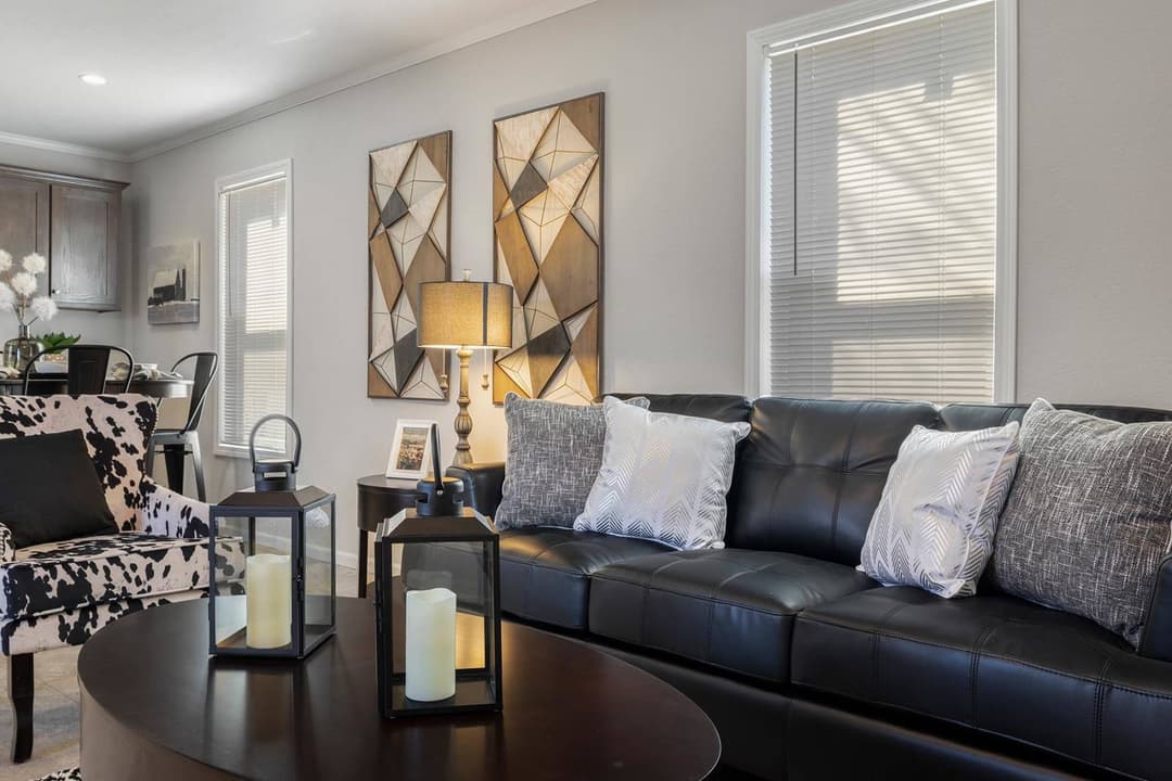 Cs1676c interior home features