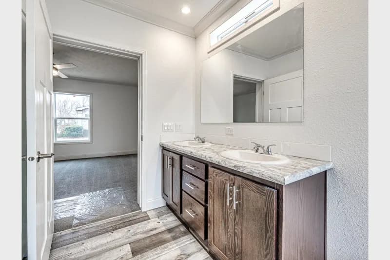 Skyliner 4765j bathroom home features