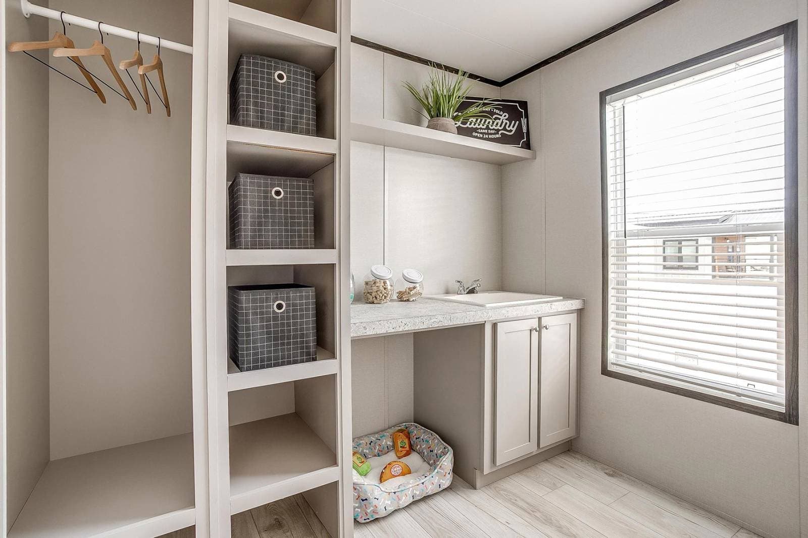 Cs1676h interior home features