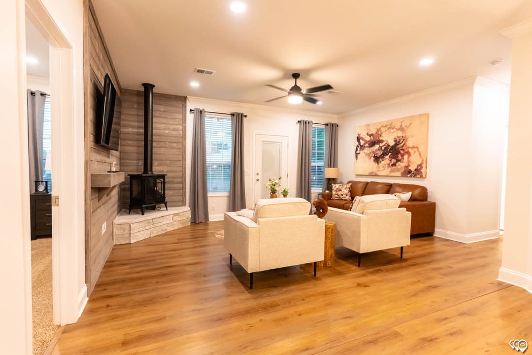 The shoreline interior home features