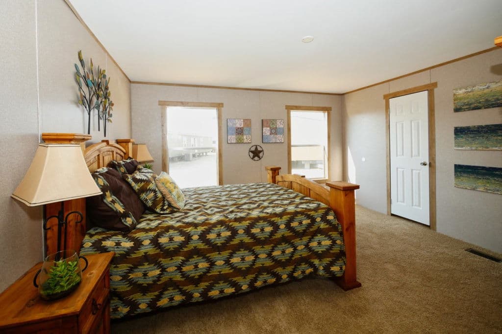 Taurus 9366 bedroom home features