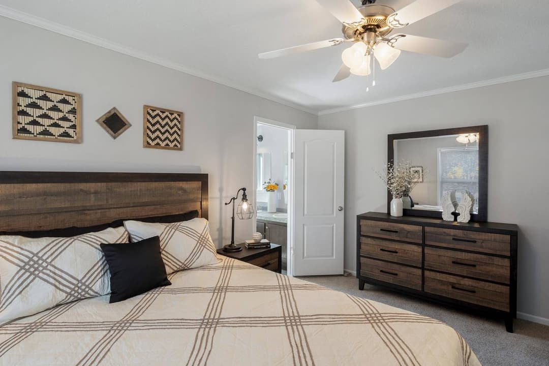 Cs1676c bedroom home features