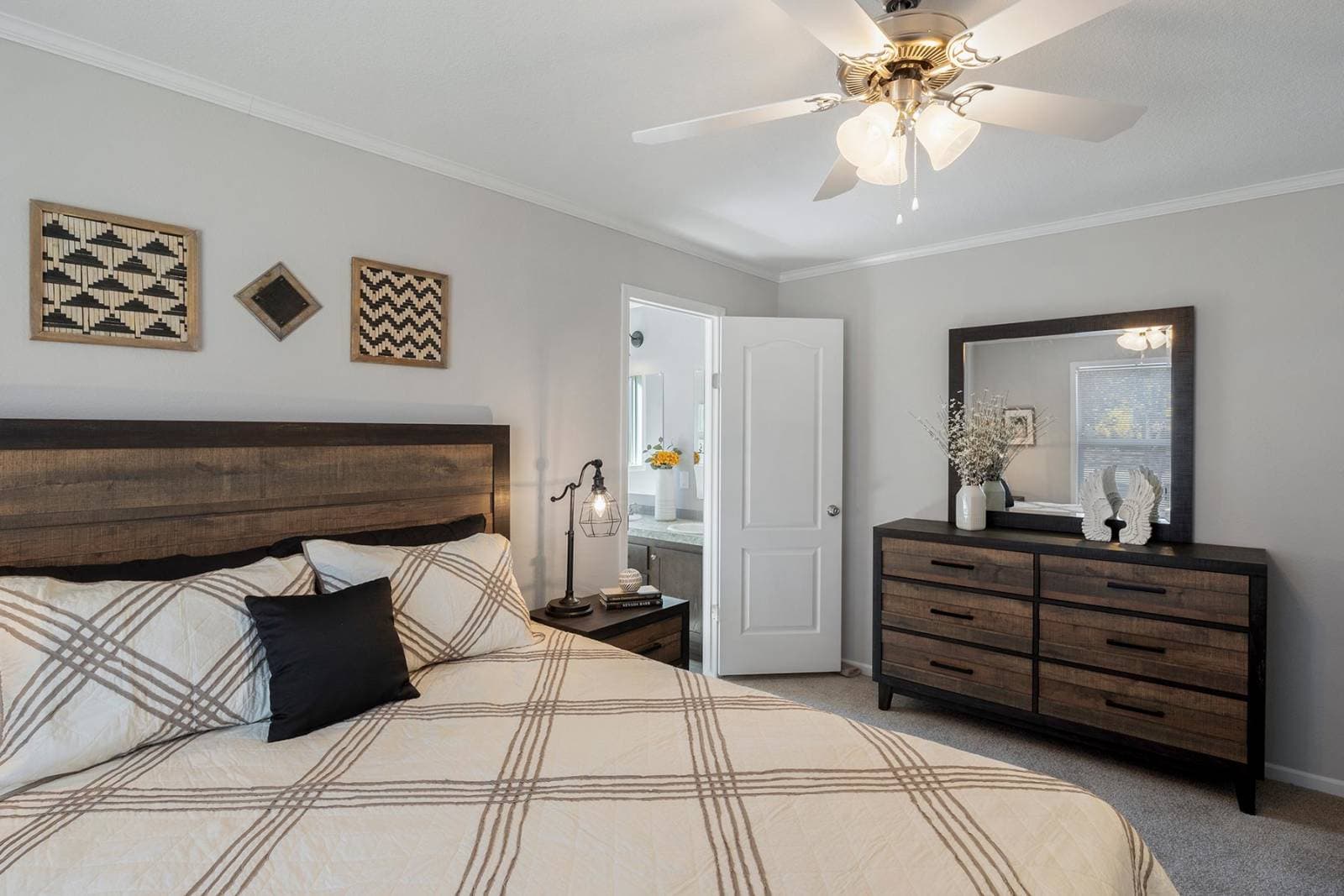 Cs1676c bedroom home features