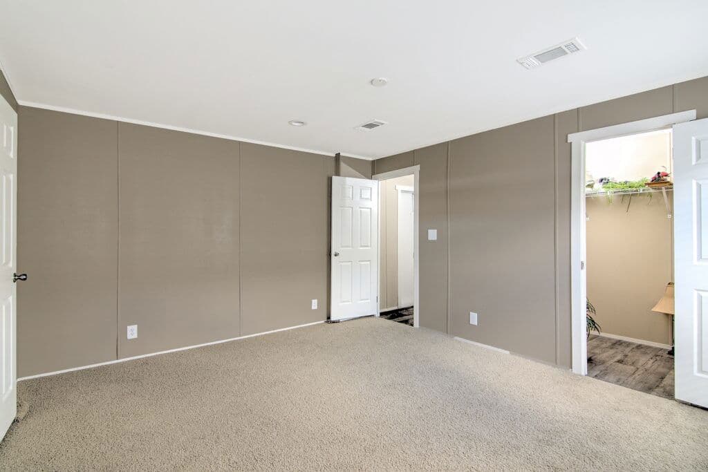 Phoenix 9277 bedroom home features