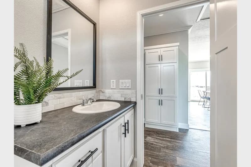 Genesis 9302 bathroom home features