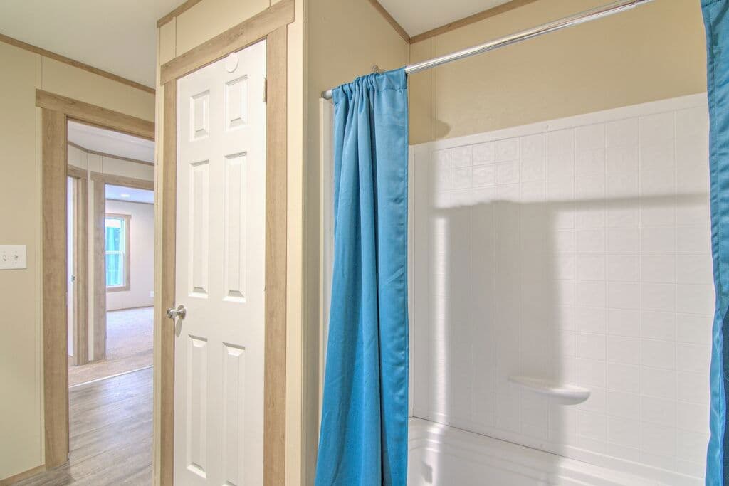 Vela 9456 bathroom home features