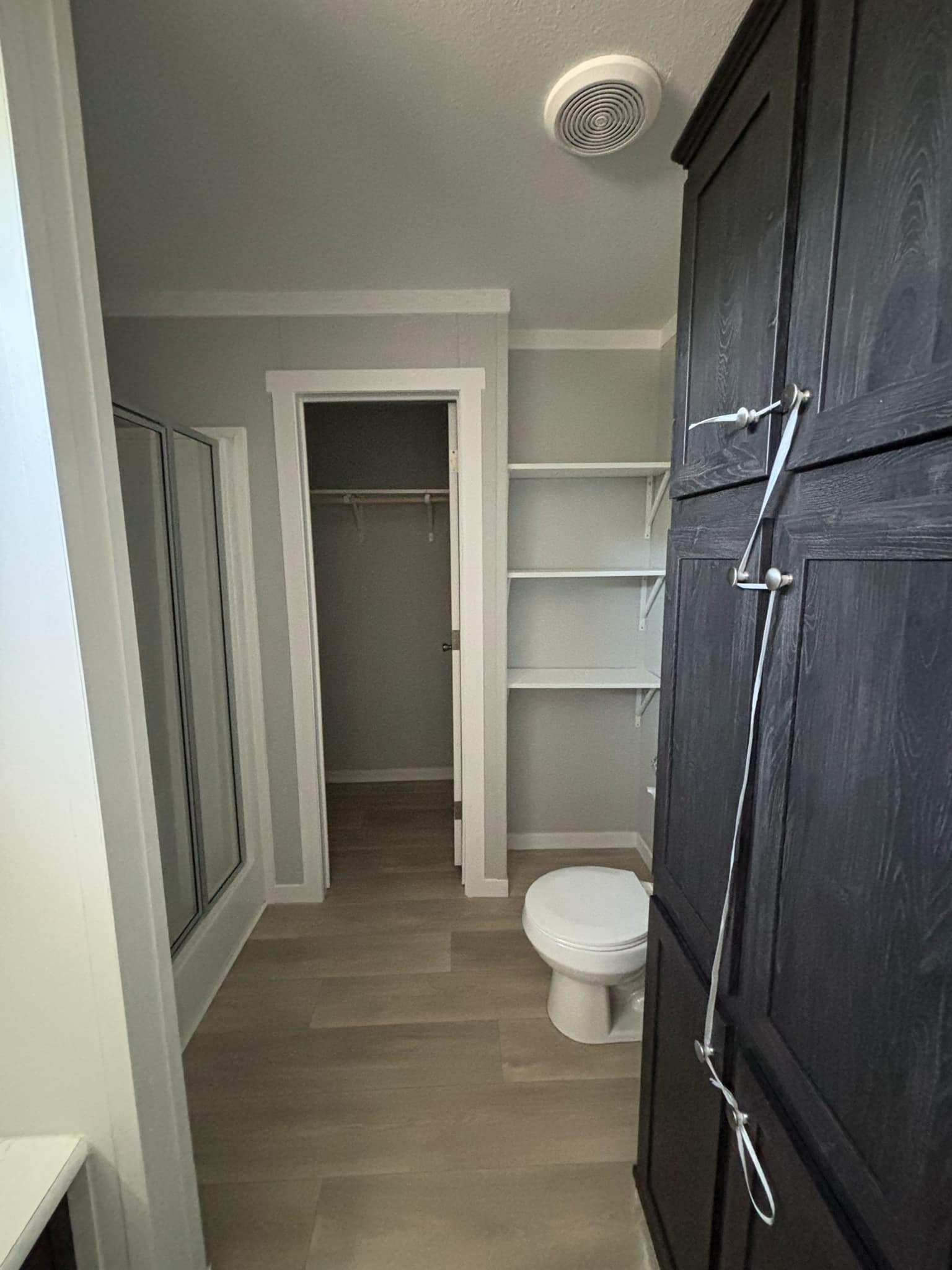 The ford (inventory) bathroom home features