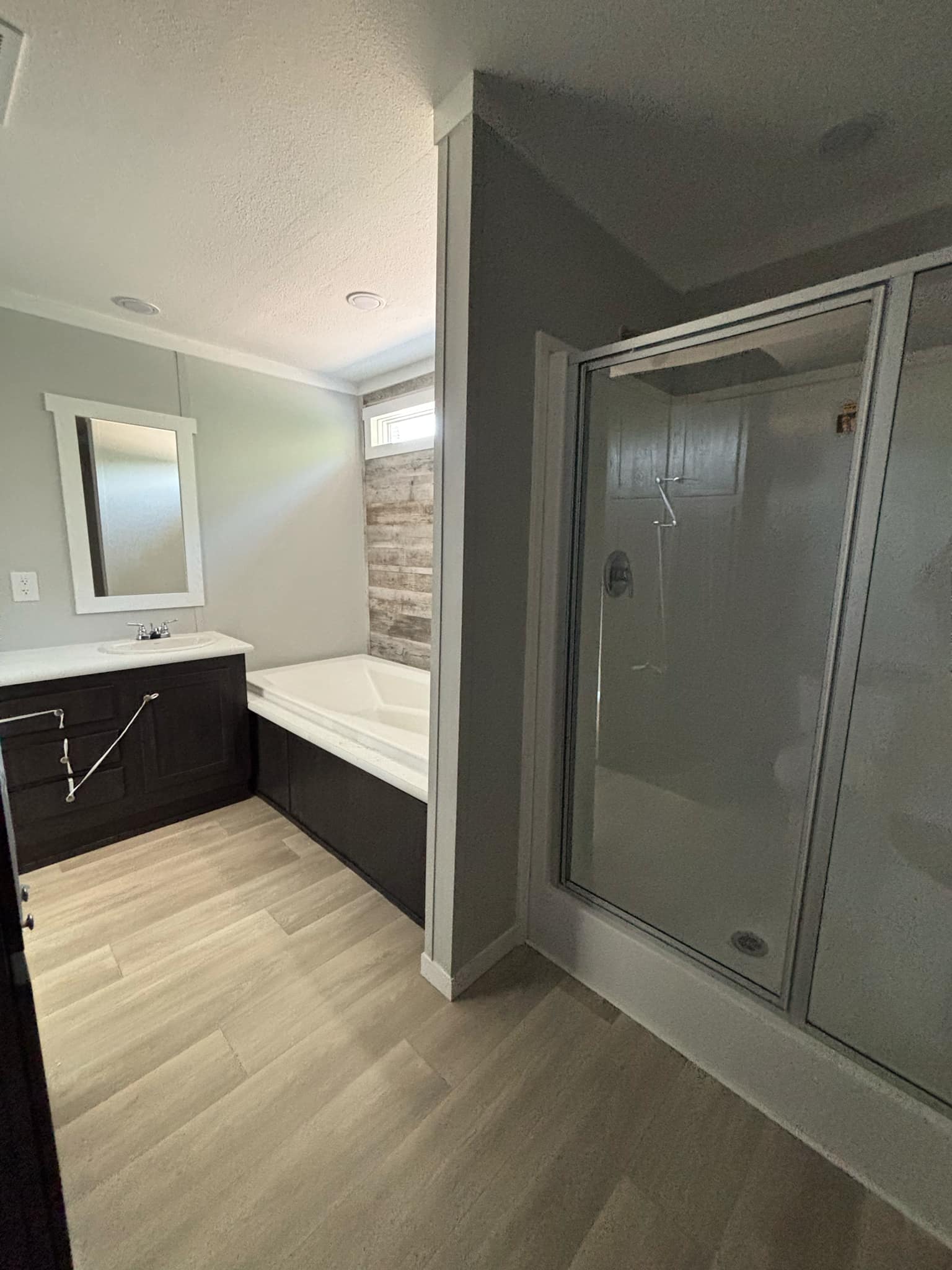 The ford (inventory) bathroom home features