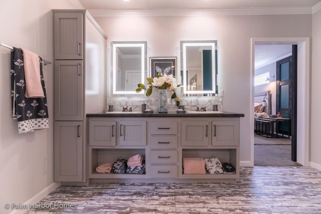 Vintage farmhouse 32643c interior home features