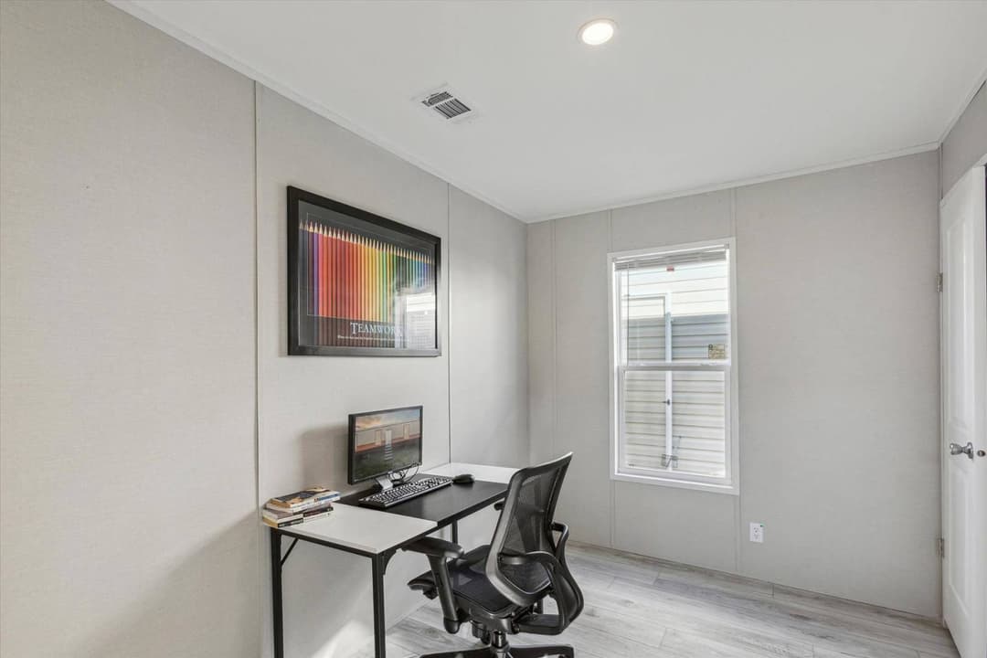 Rm1676c bedroom home features