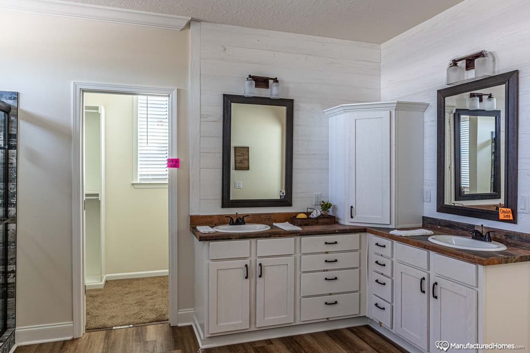 Azalea i bathroom home features