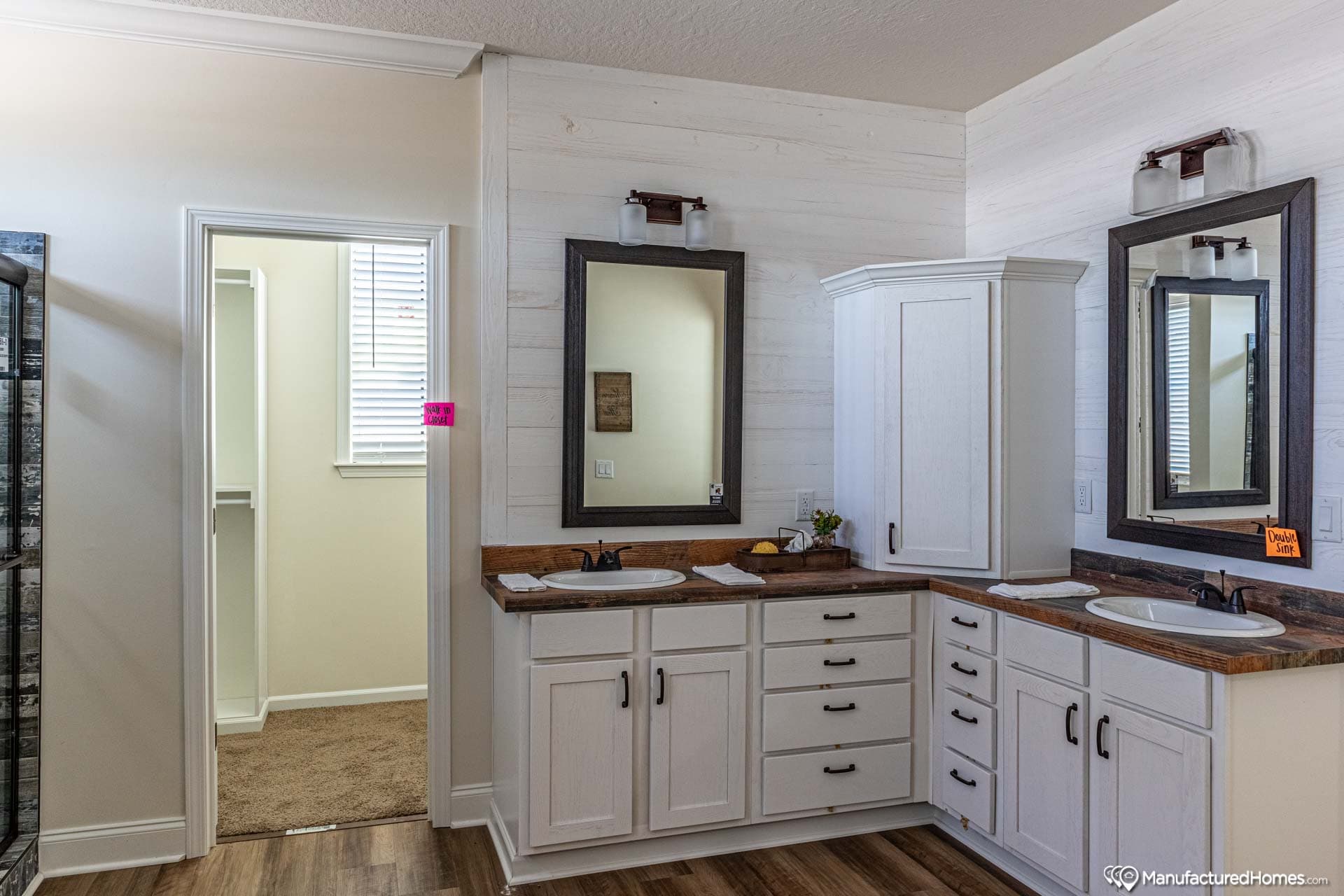 Azalea i bathroom home features