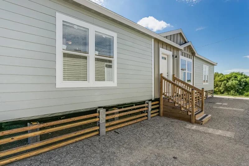 Skyliner 4732b elevation and exterior home features