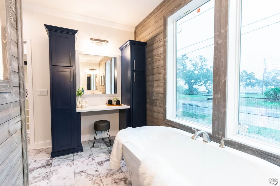 The shoreline bathroom home features