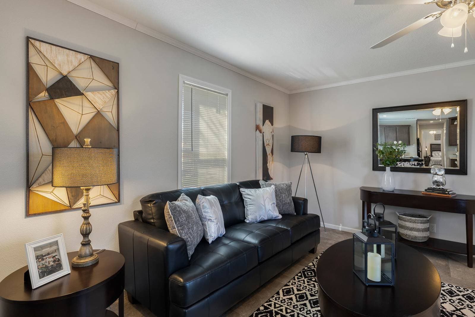 Cs1676c interior home features