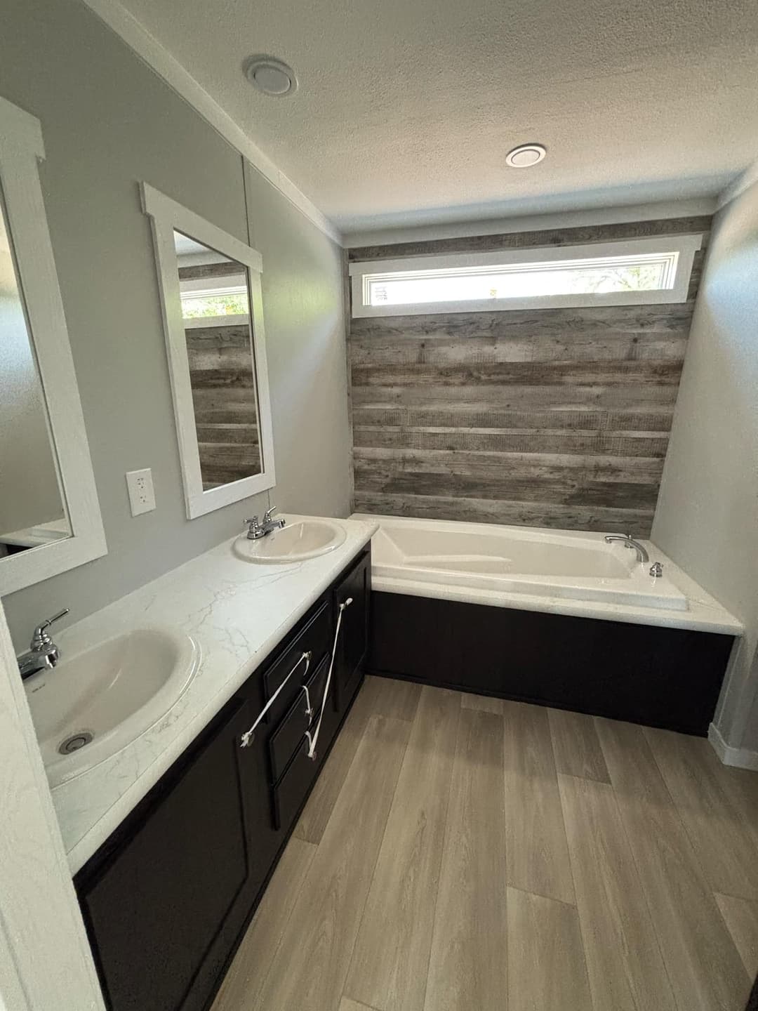 The ford (inventory) bathroom home features