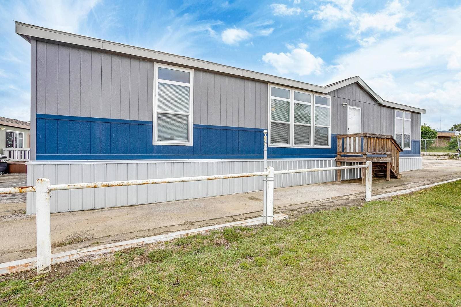 Nm3256h exterior home features