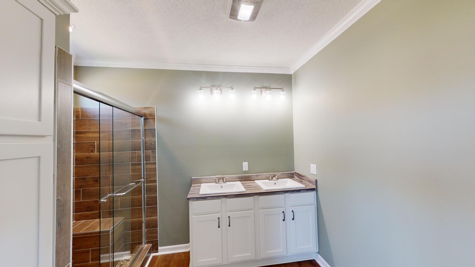 Lakeview bathroom home features